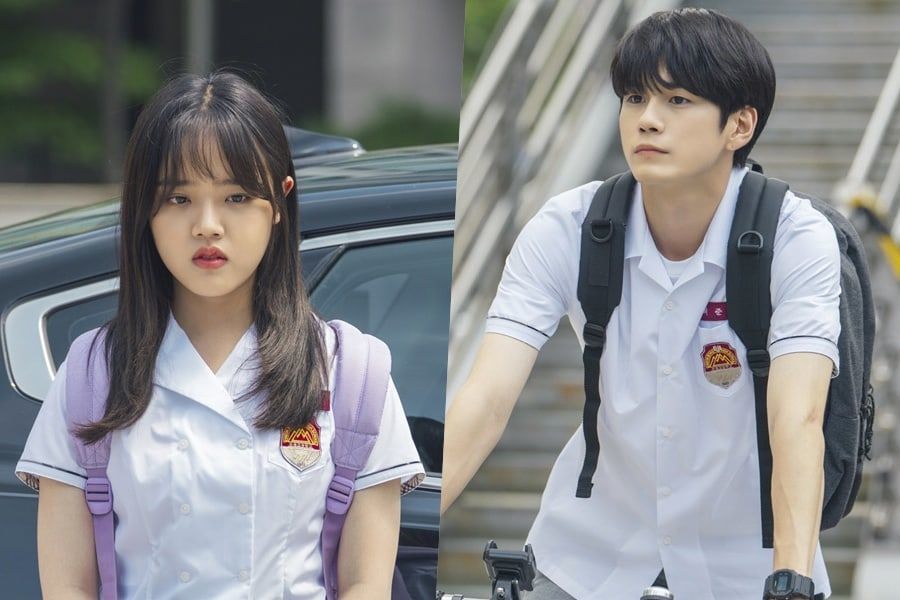 Ong Seong Wu et Kim Hyang Gi se regardent de loin dans 