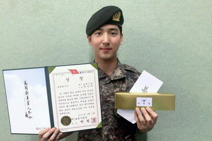 B1A4 Baro termine sa formation de base et reçoit un prix pour son comportement exemplaire le jour de son anniversaire