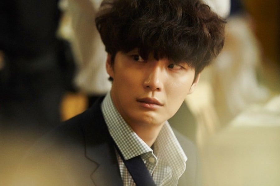 Yoon Shi Yoon est un timide manipulable dans les premières images révélées du nouveau drame tvN