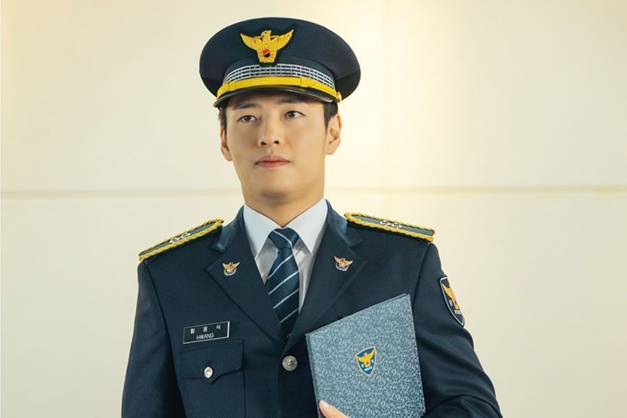 Kang Ha Neul porte son uniforme de police officiel dans 