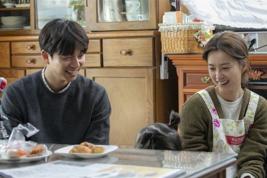 Gong Yoo et Jung Yu Mi sont adorablement affectueux avec leur fille à l'écran dans les coulisses de 