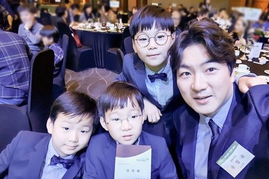 Les triplés de Song portent un costume à l'appui de Song Il Gook, devenu ambassadeur d'honneur de ChildFund Korea