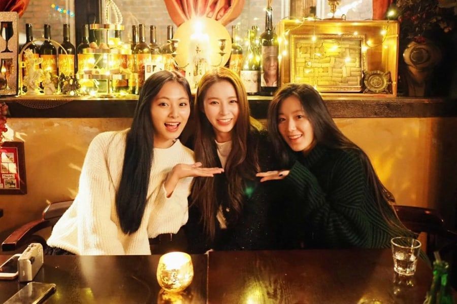 Elkie of CLC célèbre son anniversaire avec Tzuyu de TWICE et Shuhua de (G) I-DLE