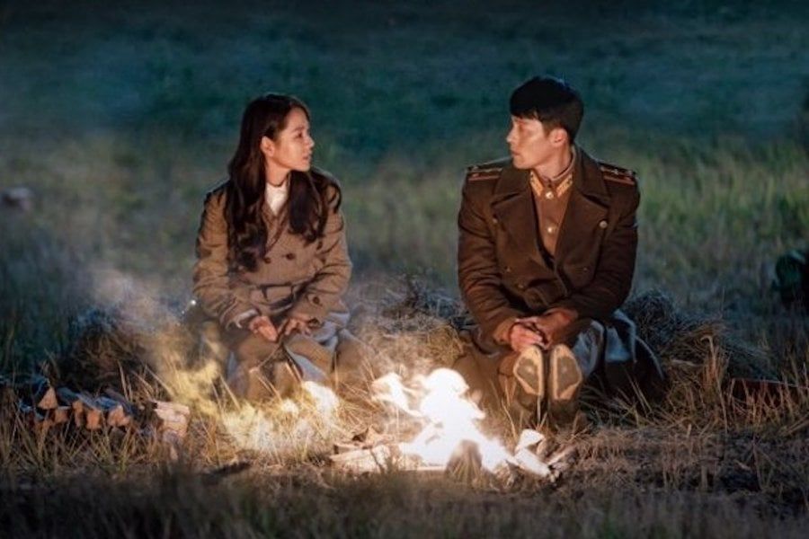 Son Ye Jin et Hyun Bin s'émerveillent devant un feu de camp sur l'affiche «Crash Landing On You»