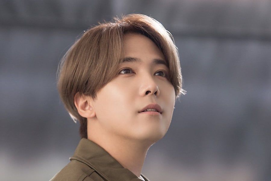 Lee Hong Ki de FTISLAND semble radieux dans les premières photos révélées depuis son enrôlement militaire