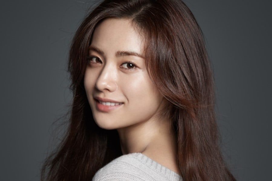 Nana renouvelle le contrat avec Pledis Entertainment + Agency publie une déclaration officielle