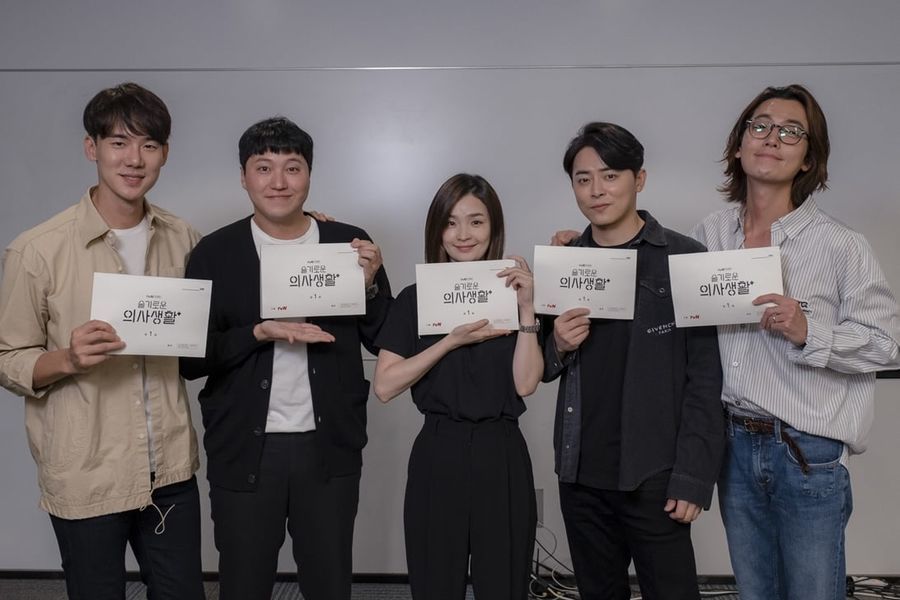 Yoo Yeon Seok, Jo Jung Suk et d'autres assistent à la lecture du scénario du nouveau drame des créateurs de la série 