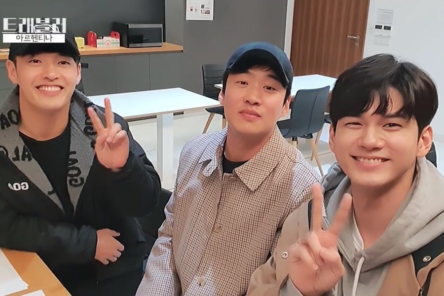 Kang Ha Neul, Ong Seong Wu et Ahn Jae Hong partagent leur enthousiasme d'avance pour 