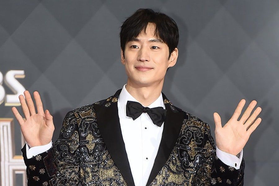 Lee Je Hoon confirme sa participation au nouveau drame de Netflix