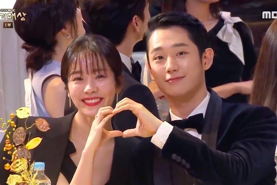 Han Ji Min fait rire Jung Hae In avec sa réponse lorsqu'on lui a demandé comment il se sentait autour de lui