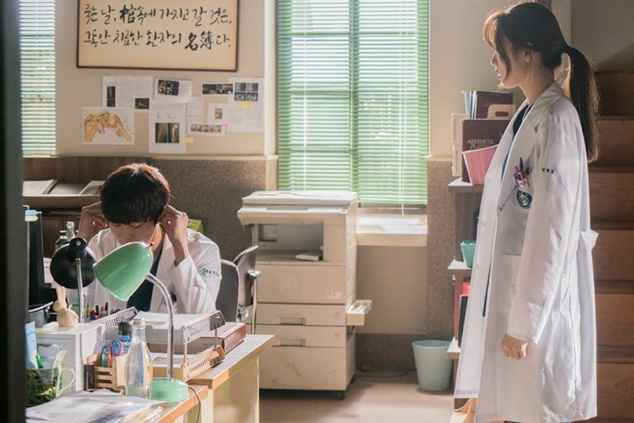 Ahn Hyo Seop et Lee Sung Kyung partagent une tension étrange dans «Dr. Romantique 2 ”