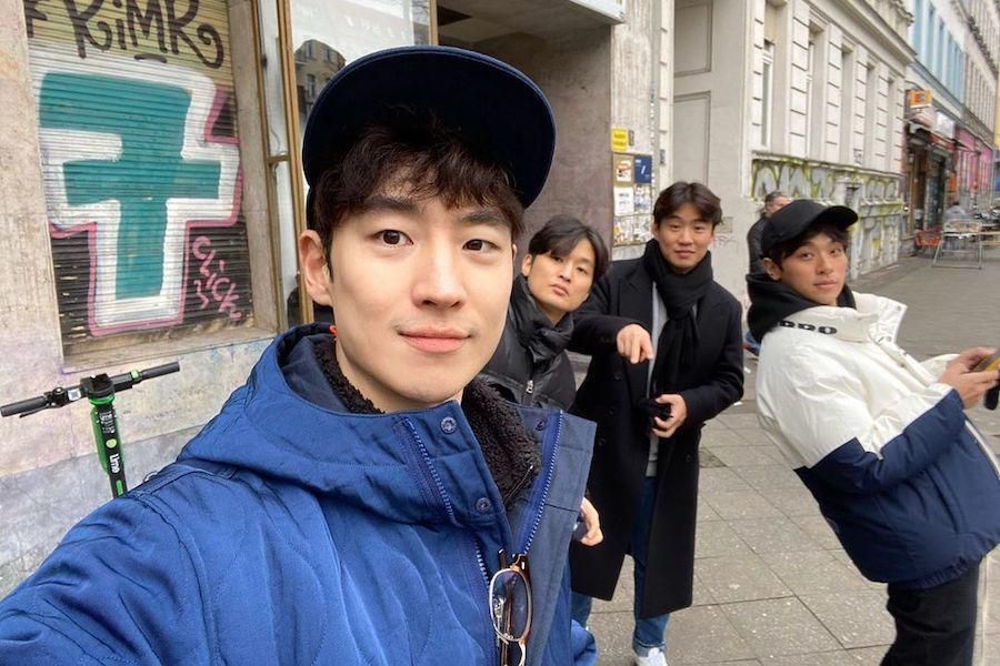 Lee Je Hoon partage une photo avec le casting de «Time to Hunt» à Berlin pour le 70e Festival International du Film de Berlin