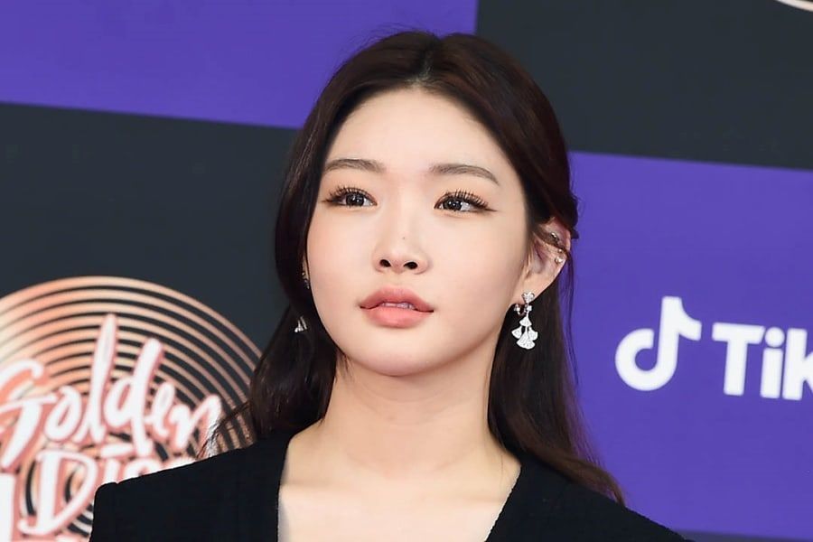 L'agence de Chungha publie une déclaration qui révèle que 2 membres de son personnel étaient positifs pour le coronavirus + Chungha était négatif