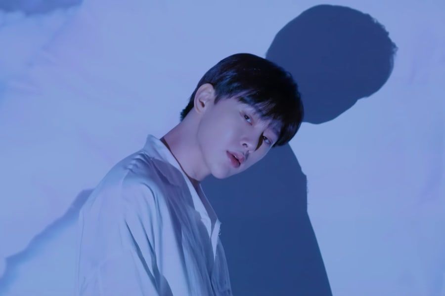 VIINI (Kwon Hyun Bin) est assis seul dans le MV de 