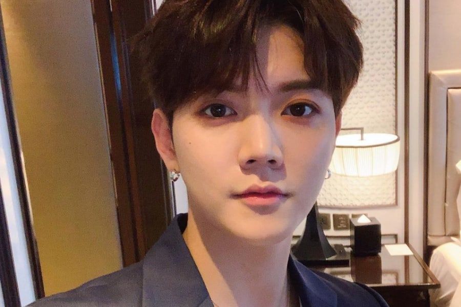 Ren de NU'EST remercie les fans et les membres pour leur soutien après la mort de son grand-père