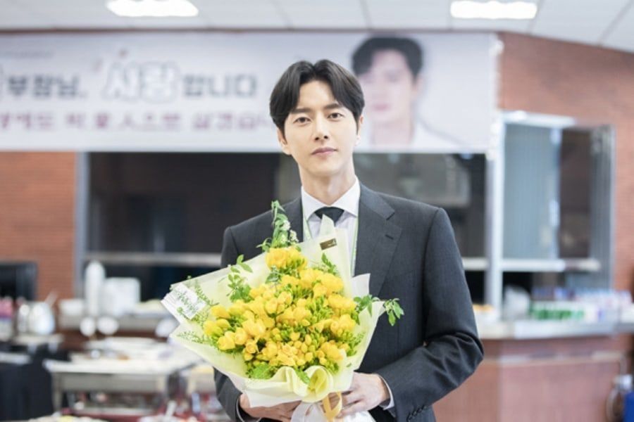 Park Hae Jin célèbre son 14e anniversaire depuis ses débuts avec un doux cadeau des fans et de l'équipe de production pour le drame à venir