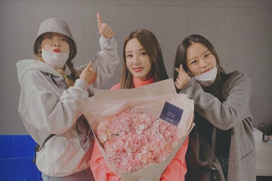 Sandara Park remercie Yubin et Han Seung Yeon pour leur soutien à leur comédie musicale