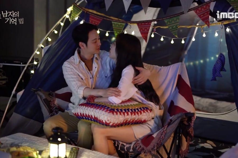 Kim Dong Wook et Moon Ga Young répètent pour la scène de baiser parfaite dans 