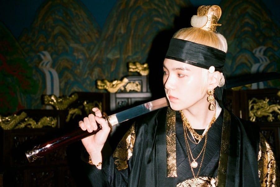 Suga de BTS balaye les charts iTunes à travers le monde à son retour sous le nom d'Agust D avec la mixtape 