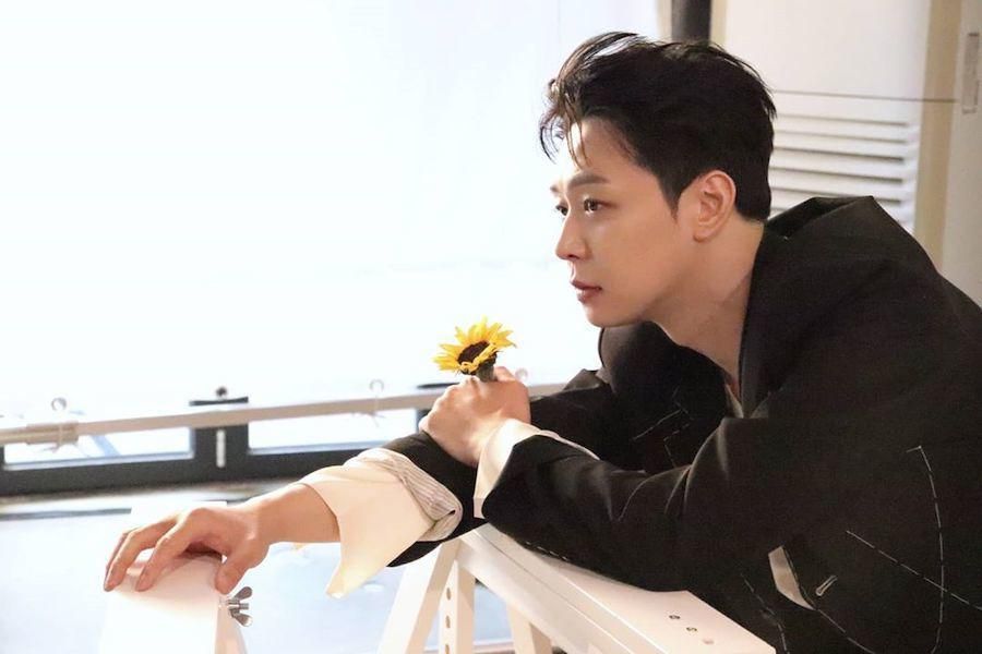 Park Yoochun annonce une réunion de fans en ligne pour son anniversaire en juin