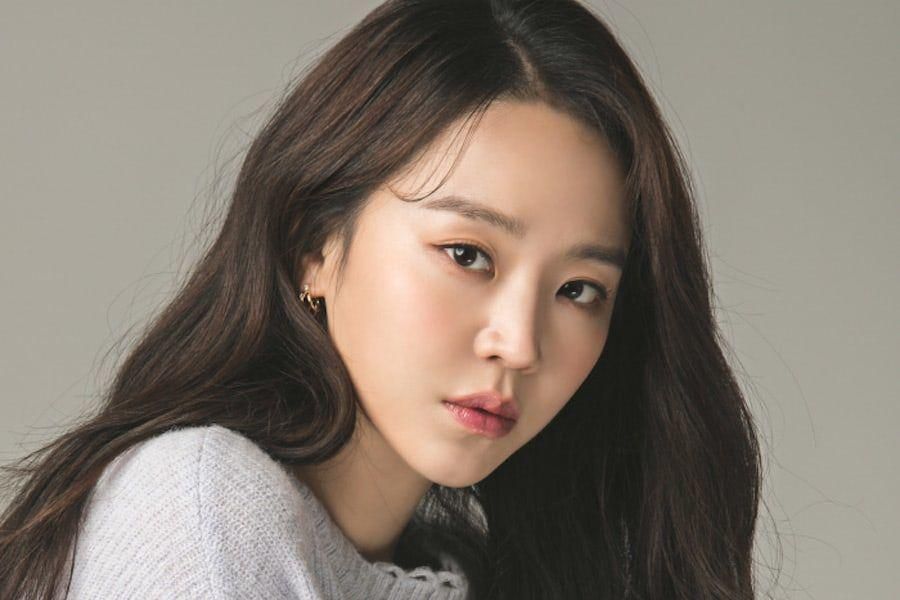 Shin Hye Sun est comparée à son personnage dans son nouveau film, sa relation avec sa famille et plus