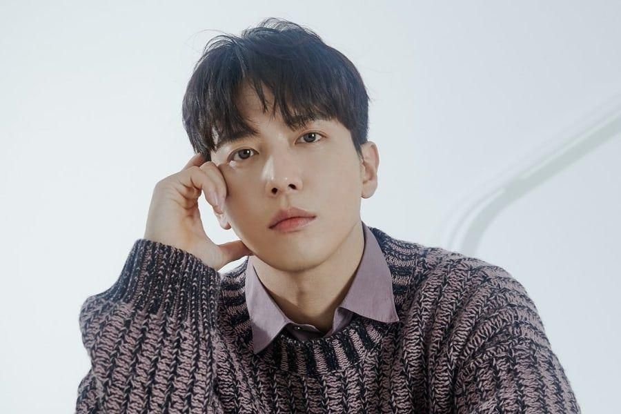 Jung Yong Hwa de CNBLUE révèle son bâton de lumière officiel