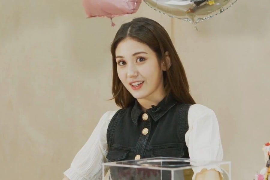 Jeon Somi fait allusion à son intention de filmer MV alors qu'elle célèbre le premier anniversaire de ses débuts en solo