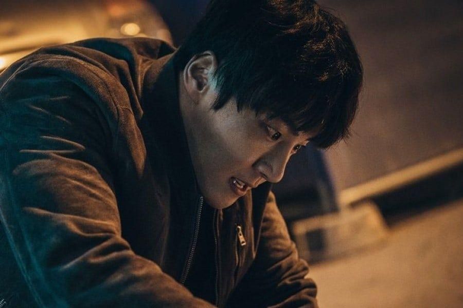 Yoon Shi Yoon s'engage dans une poursuite terrifiante dans le prochain thriller de science-fiction d'OCN 