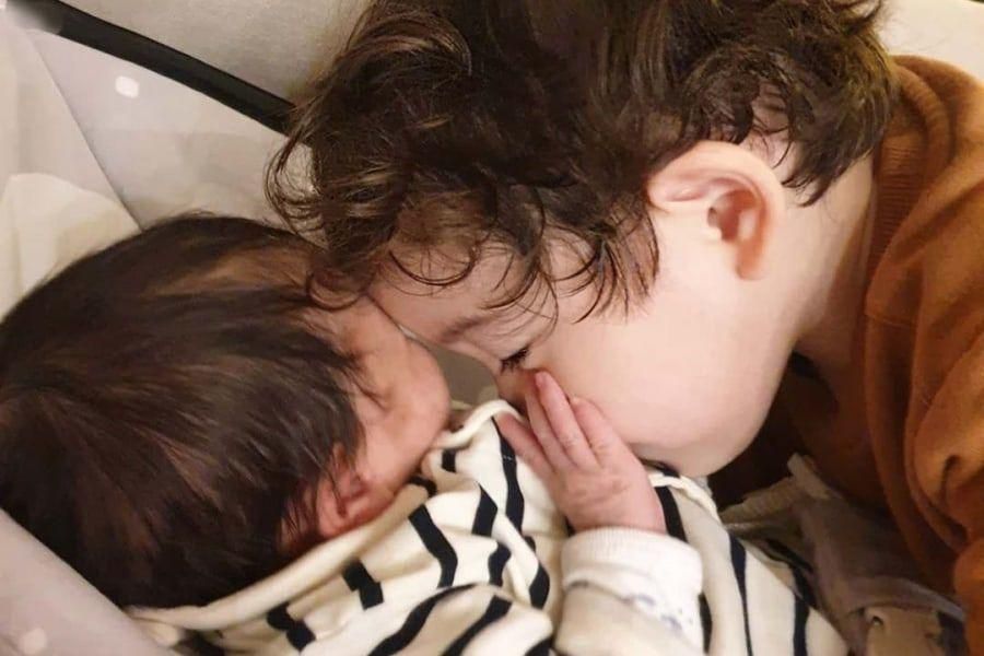 La mère de Na Eun et Gun Hoo partage une vidéo de leur petit frère apprenant à ramper