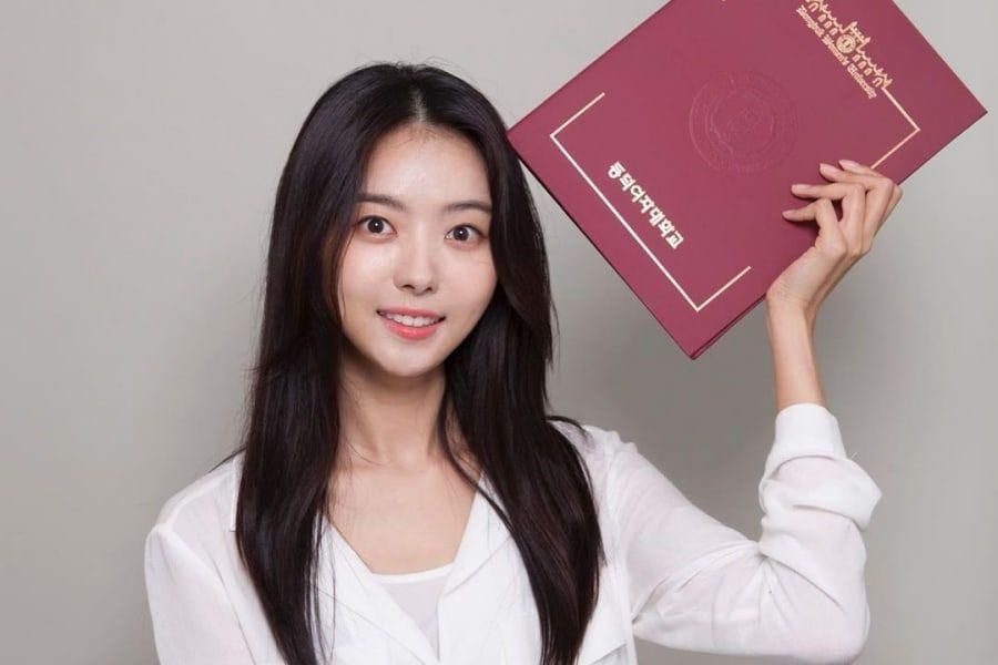 Nayoung, ancien membre de PRISTIN et membre de l'IOI, diplômé de l'université + est félicité par d'anciennes copines et amis