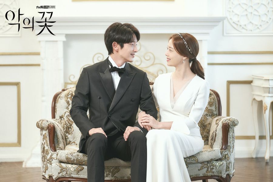 Lee Joon Gi et Moon Chae Won sont un couple heureux dans leurs photos