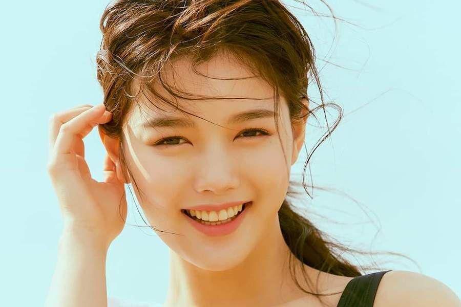 Kim Yoo Jung signe officiellement avec l'agence de Park Seo Joon Awesome ENT