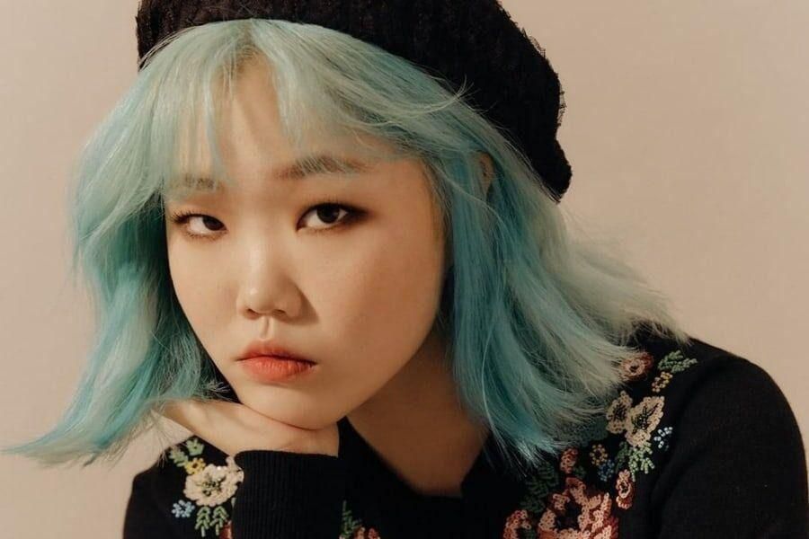 Lee Suhyun compare sa musique solo à celle d'AKMU, décrit le message derrière «Alien», etc.