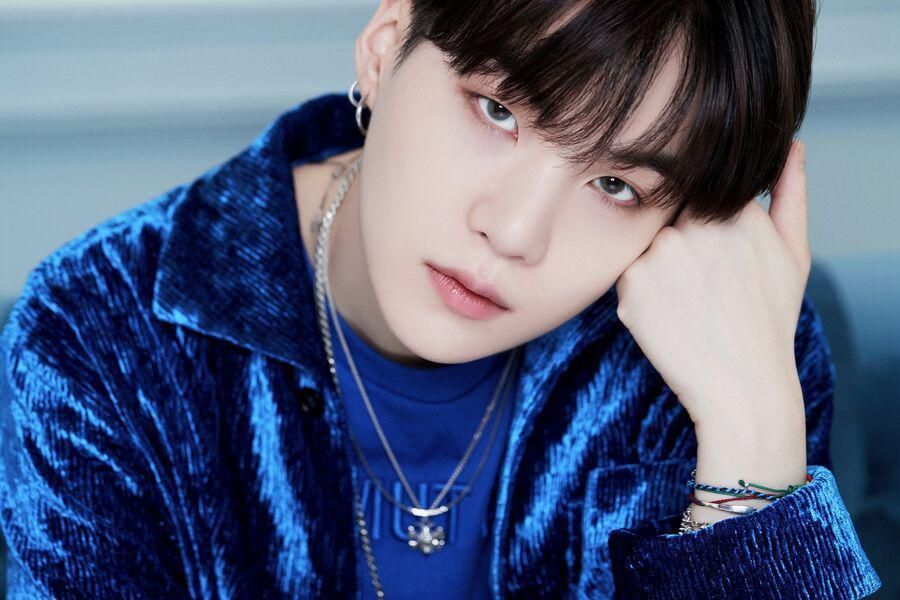 Suga de BTS fait une apparition surprise et partage une mise à jour sur son rétablissement après une opération