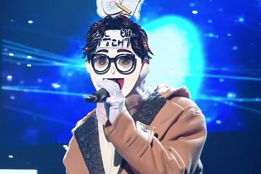 Un membre du groupe Rookie Boy montre ses impressionnants talents vocaux sur «The King Of Mask Singer»