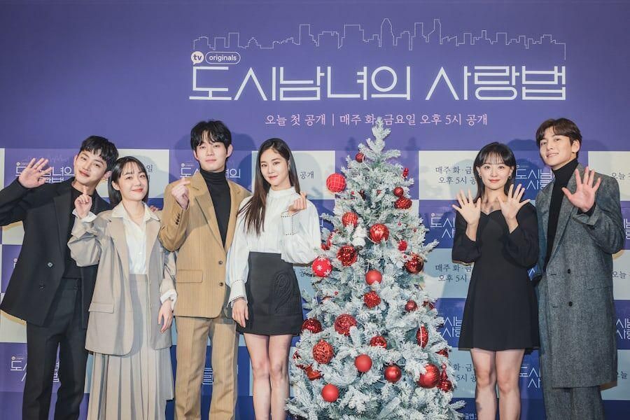 Ji Chang Wook, Kim Ji Won et plus parlent de ce qui rend le drame unique de «Lovestruck In The City», de ses premières impressions, etc.