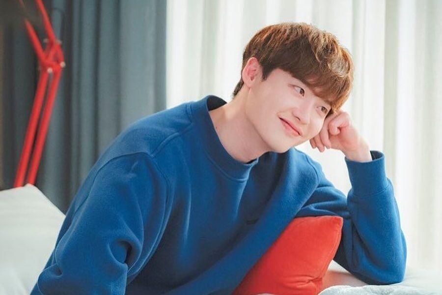 Lee Jong Suk partage un court message doux après son départ de l'armée aujourd'hui