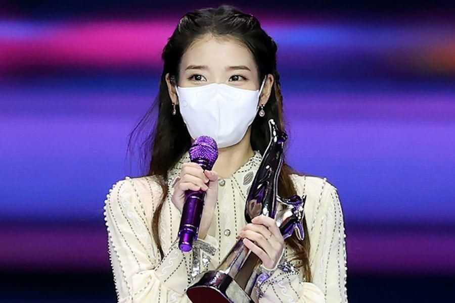 IU partage ses plans de retour dans le discours du Grand Prix lors de la 35e cérémonie des Golden Disc Awards