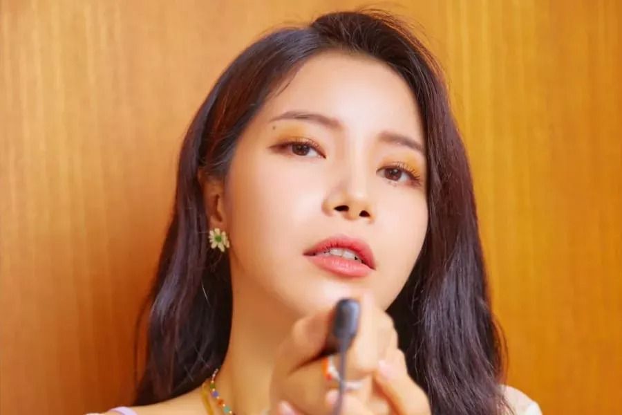 Solar de MAMAMOO donne aux fans une chanson faite par elle et une lettre réconfortante pour son anniversaire