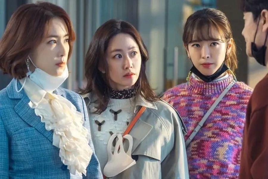 Hong Eun Hee, Jeon Hye Bin et Go Won Hee se tiennent solidaires dans un poste de police de «Revolutionary Sisters»