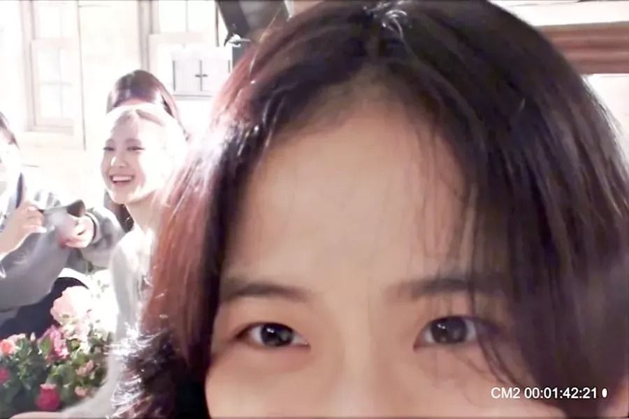 Jisoo de BLACKPINK rend visite à Rosé sur le tournage de la vidéo «On The Ground» MV + Girl's Day, Hyeri envoie des cadeaux dans les coulisses de la vidéo