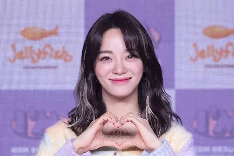 Kim Sejeong parle de son amour de l'écriture de chansons à la vitrine pour son retour en solo