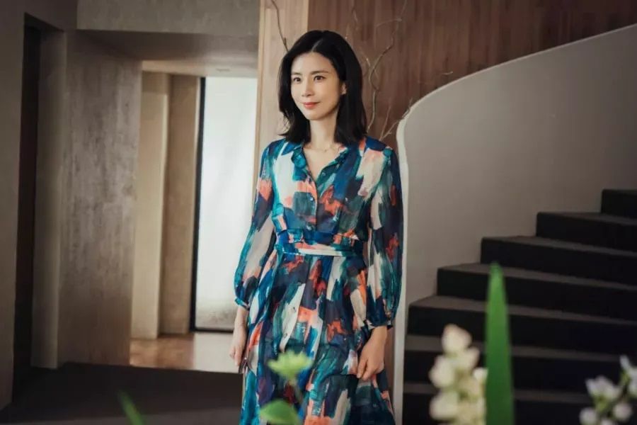 Lee Bo Young montre son côté sophistiqué dans le prochain drame de tvN