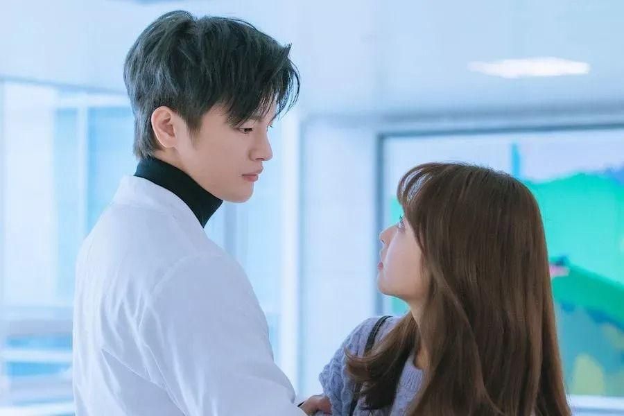 Seo In Guk et Park Bo Young ont une première réunion passionnante sur «Doom à votre service»