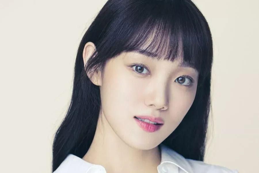 Lee Sung Kyung en pourparlers pour un nouveau drame axé sur l'industrie du divertissement