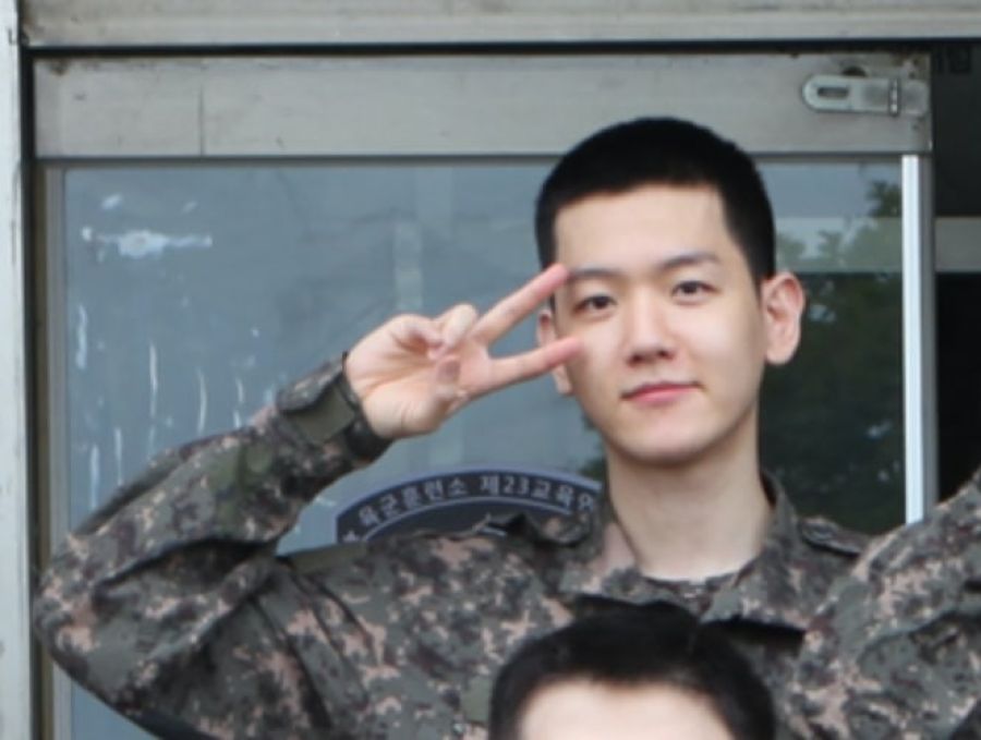 Baekhyun d'EXO pose pour sa première photo au service militaire