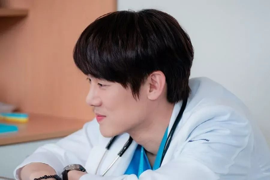 Yoo Yeon Seok est toujours aussi gentil et attentionné que jamais lors du traitement des patients sur 