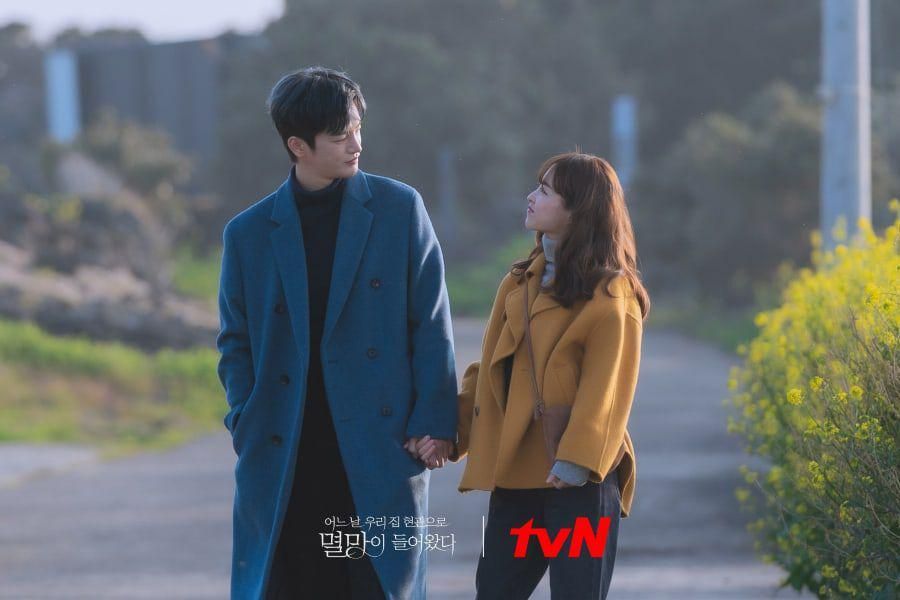 Park Bo Young et Seo à Guk profitent d'un rendez-vous tranquille sur l'île de Jeju dans 