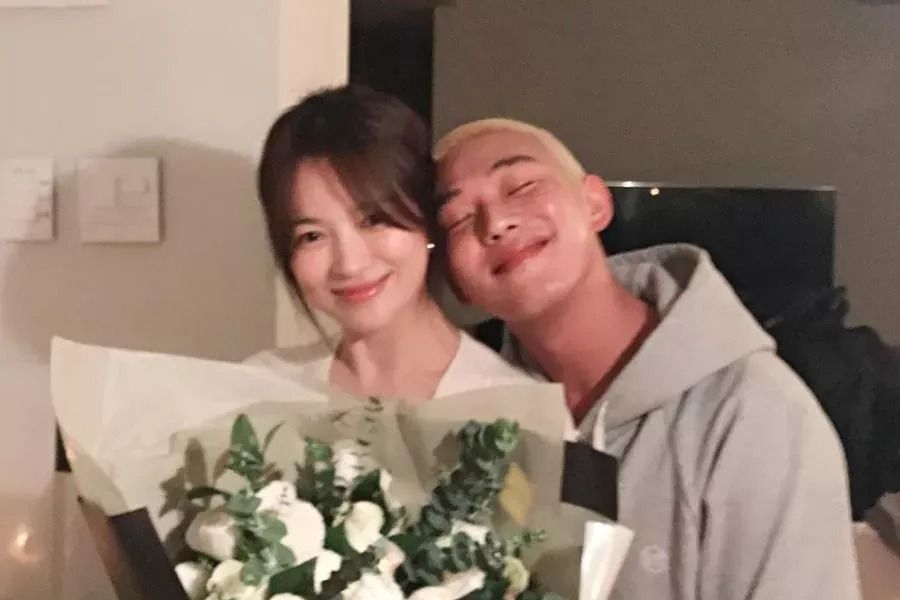 Song Hye Kyo partage une adorable photo avec Yoo Ah In et son chien lors d'une récente réunion