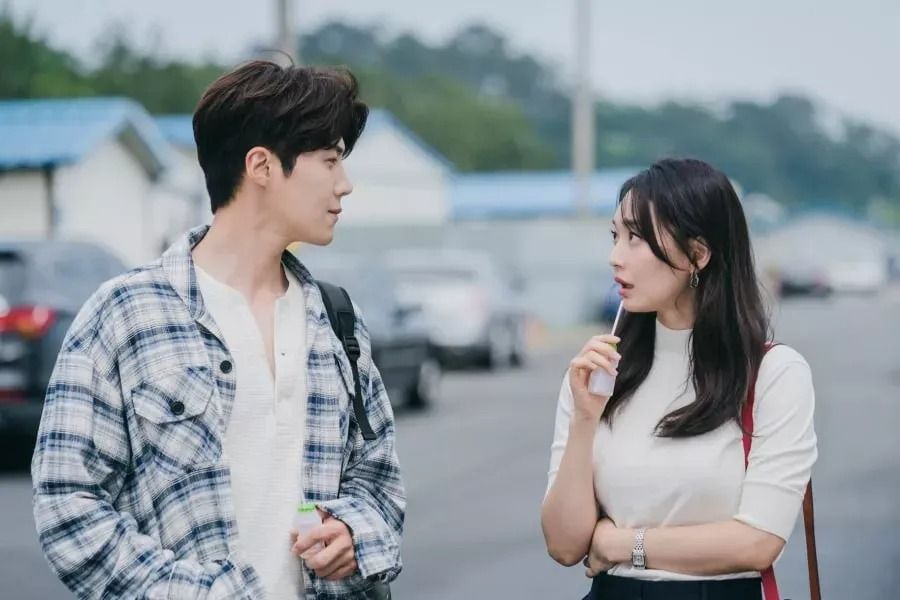 Des étincelles volent entre Kim Seon Ho et Shin Min Ah dans 